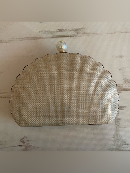 Shiraleah Handbags - Shiraleah Ariel Minaudiere Seashell Clutch Neutral